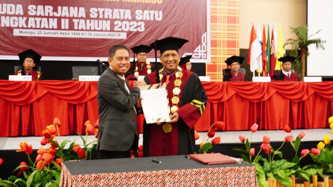 Kepala LLDIKTI IX Andi Lukman Serahkan SK Pembukaan Prodi Magister Manajemen Universitas Muhammadiyah Mamuju